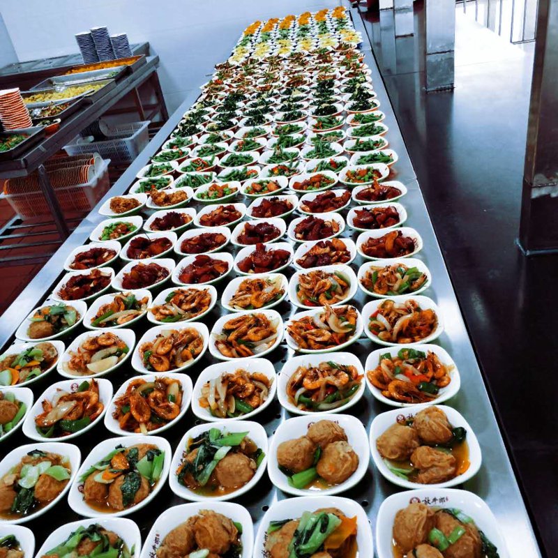 在竞争激烈的餐饮市场，如何提高效率、降低成本并提升顾客满意度成为每个餐饮企业关注的焦点。今天就来聊聊如何通过选择合适的餐饮管理系统（以下简称“系统”）实现这些目标。